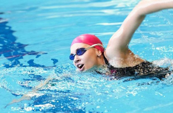 Pesquisadores italianos descobriram que a natação poderia aumentar as curvaturas dos atletas em formação / Foto Ilustrativa: elhitradio.com