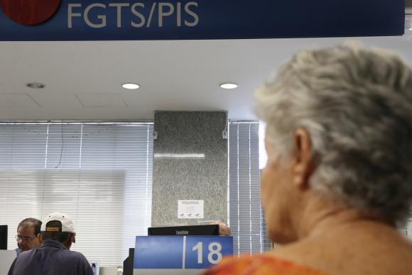Trabalhadores têm até 28 de dezembro para sacar o abono salarial do PIS/Pasep referente a 2015/ Foto: José Cruz/Agência Brasil