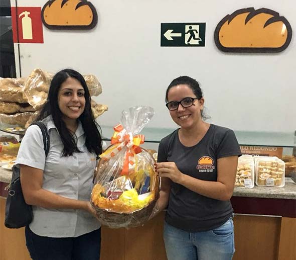 A filha da ganhadora foi até a padaria receber sua cesta - Foto: Divulgação