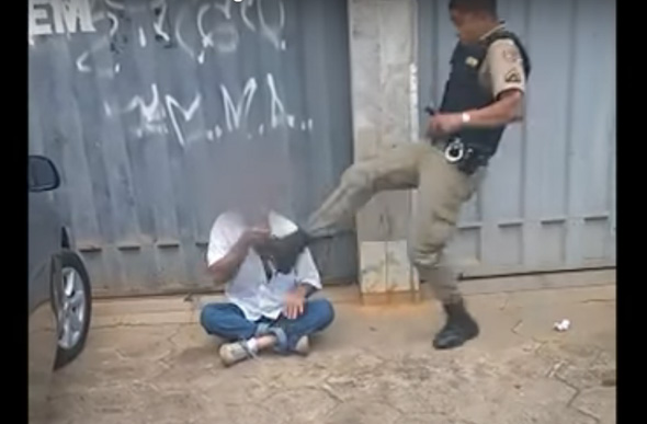 Policial dá golpe retirando objeto cortante do idoso/ Foto retirada do vídeo