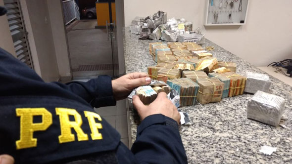 Dinheiro foi encontrado em funfo falso no veículo do suspeito/Foto: Divulgação PRF