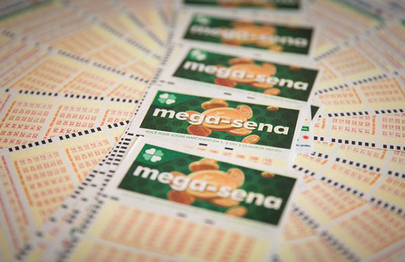 Mega-Sena pode pagar R$ 105 milhões neste sábado (27) — Foto: Marcelo Brandt/G1
