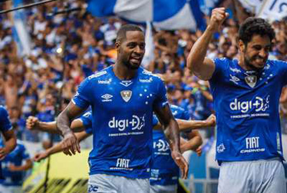 Léo fez o segundo gol da vitória do Cruzeiro sobre o Atlético na primeira partida da final do Mineiro/Foto: Vinnicius Silva