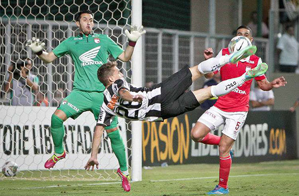 Em 2014, pela Libertadores, Neto Berola marcou o gol da virada alvinegra sobre Santa Fe, adversário colombiano que mais enfrentou o Atlético./ Foto: Bruno Cantini/Atlético