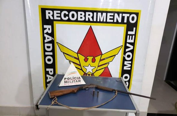 Suspeito carregava uma espingarda carregada quando foi preso — Foto: Polícia Militar / Divulgação