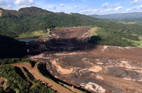 Visão da barragem da mina Córrego de Feijão após o rompimento; a estrada onde estava o caminhão de Ana Paula fica à direita do entroncamento em "v", tomada parcialmente pela lama.