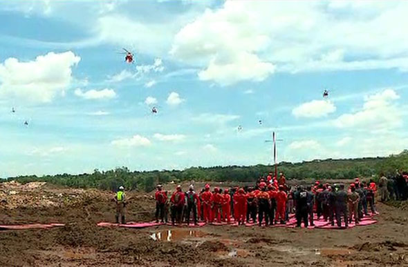 Dez helicópteros sobrevoaram a área atingida nessa sexta-feira/Foto: Reprodução / TV Globo Minas