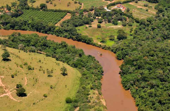 Foto: Ramon Lisboa/EM/D.A Press/ O mar de lama que desceu da barragem da Mina Córrego do Feijão atingiu o Rio Paraopeba. O afluente é a principal fonte de captação de água de Pará de Minas