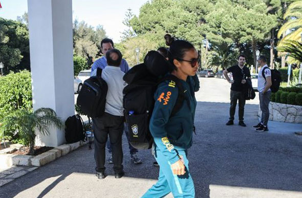 Foto: Dilvulgação CBF/ Marta chega ao hotel, onde a seleção feminina ficará hospedada na cidade de Portimão, em Portugal, onde a seleção vai se preparar até a estreia na Copa do Mundo da França 