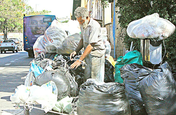 Morando na rua desde 2001, o catador de lixo José Aparecido já foi agredido na capital./ Foto: Reprodução