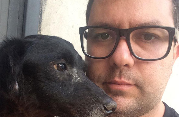 Ricardo Fonseca com o cão Virgulino, que foi resgatado em Belo Horizonte — Foto: Ricardo Fonseca/Arquivo pessoal
