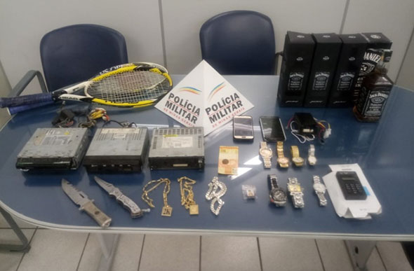 A Polícia Militar apresentou alguns objetos que foram encontrados com o suspeito