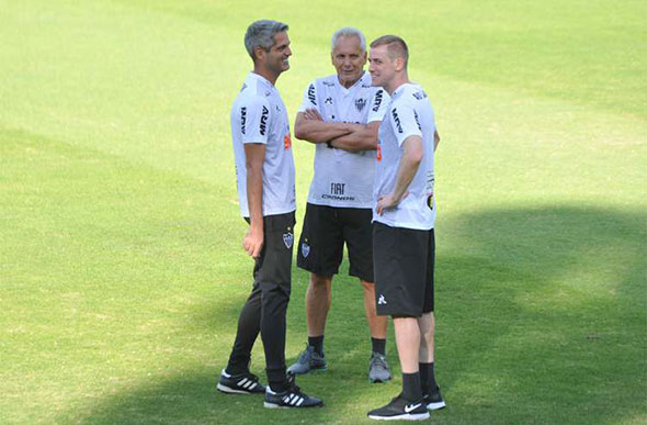 Adilson conversa com o técnico Rodrigo Santana e o auxiliar Éder Aleixo./ Foto: Juarez Rodrigues/EM/D.A Press