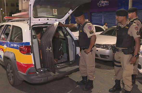 PM prende suspeitos de furtar celulares durante a Parada do Orgulho LGBT, em BH./ Foto: Reprodução/TV Globo
