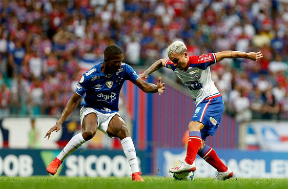 Artur do Bahia em lance com Cacá, do Cruzeiro — Foto: Felipe Oliveira/EC Bahia)