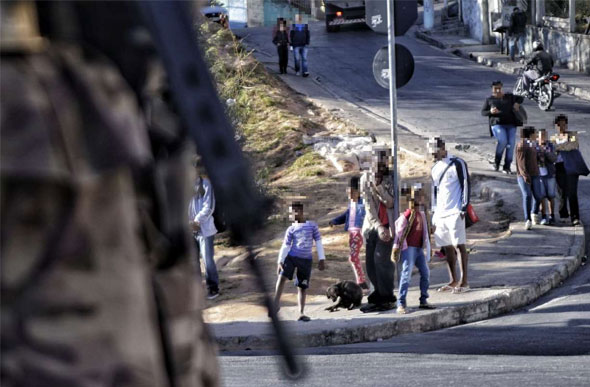 O traficante foi preso durante uma operação da Polícia Militar no Aglomerado da Serra — Foto: Alex de Jesus/O Tempo