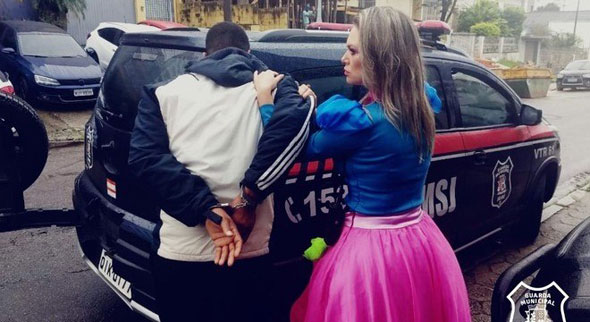 GCM Daiane prende homem em flagrante por roubo vestida de princesa/Foto: Divulgação GCM São José