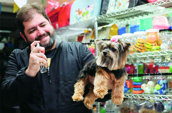 Oferta. Bruno Rodrigues é dono de uma loja de produtos para pets na capital mineira e diz que a concorrência está crescendo ano a ano - Foto: Flávio Tavares