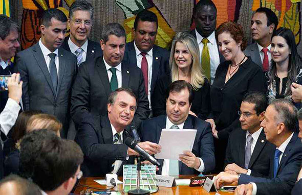 Jair Bolsonaro foi ontem pessoalmente entregar a proposta que altera a legislação ao presidente da Câmara, Rodrigo Maia (DEM-RJ)./ Foto: Cleia Viana/Câmara dos Deputados