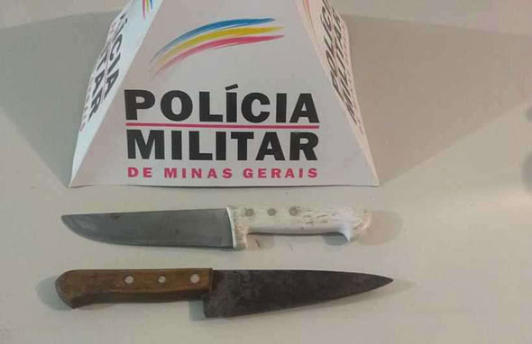 Facas foram apreendidas com autor do crime./ Foto: Polícia Militar/Divulgação