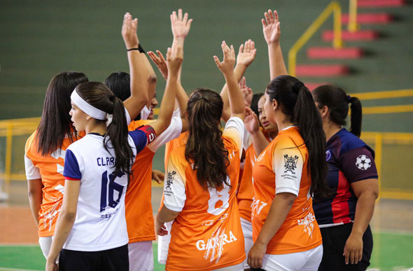 Na imagem, uma das equipes femininas de futsal da competição./ Foto: Ygor Reis