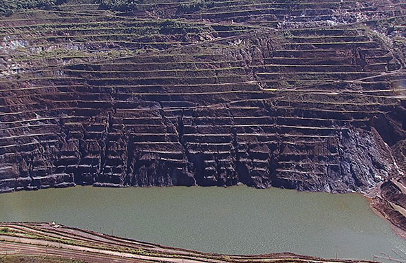 Talude norte e a cava da Mina Gongo Soco, da Vale, em Barão de Cocais (MG); estrutura pode se romper a qualquer momento./ Foto: Reprodução/Globocop