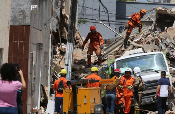 Equipes reforçam buscas de prédio desabado em Fortaleza — Foto: José Leomar/SVM