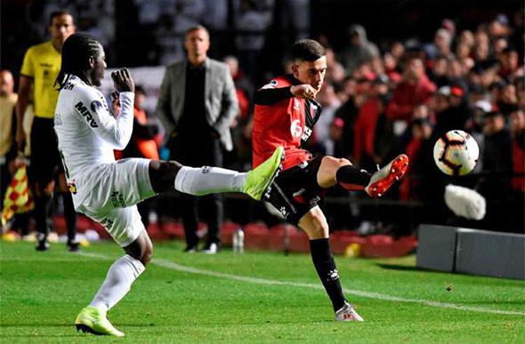 Chará, à esquerda, fez o gol do Atlético na derrota para o Colón, em Santa Fé (Foto: Marcelo Manera/AFP)