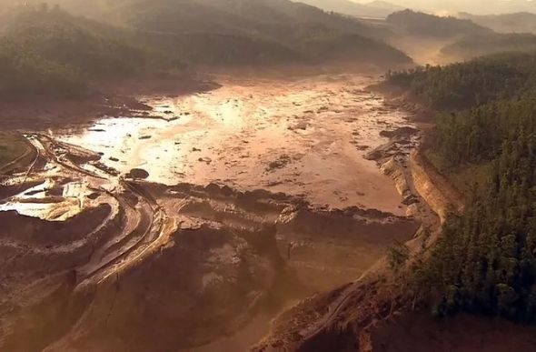 Vista aérea da barragem de Fundão, da Samarco, em Mariana — Foto: Reprodução/GloboNews