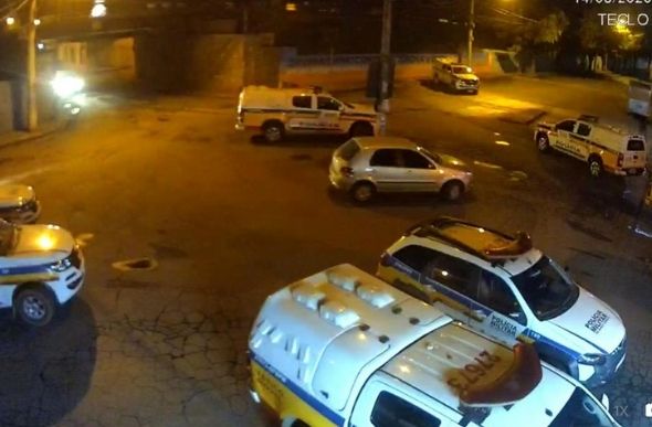 Policiais deslocaram até a agência, localizada na avenida Getúlio Vargas, no centro da cidade e houve troca de tiros — Foto: Redes Sociais