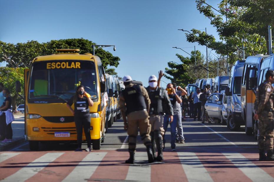 Motoristas de vans escolares se concentraram no entorno do Mineirão./ Foto: Cristiane Mattos/O Tempo