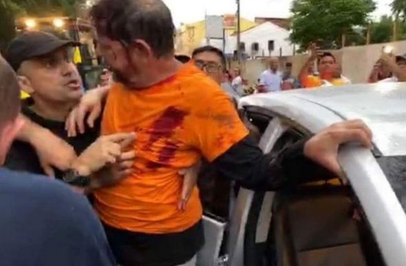 Cid Gomes é baleado ao tentar invadir batalhão da PM com retroescavadeira - Foto: Reprodução