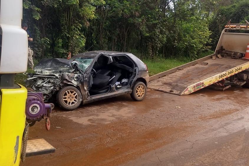 Carro ficou completamente destruído após o choque frontal com um caminhão na BR-040./ Foto: Corpo de Bombeiros/Divulgação