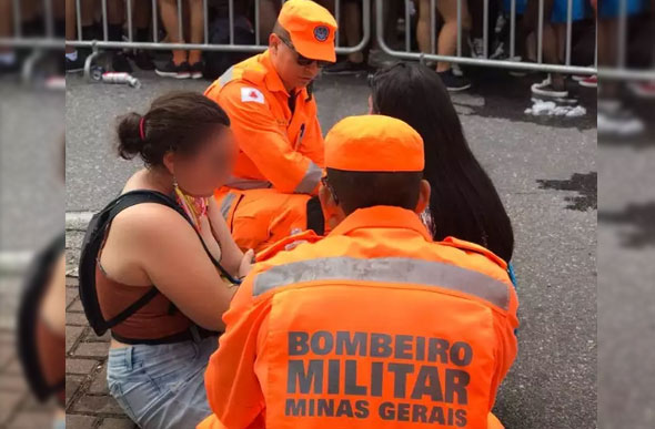 Bombeiros atendem foliões embriagados no tipo de ocorrência mais frequente do carnaval — Foto: CBMMG