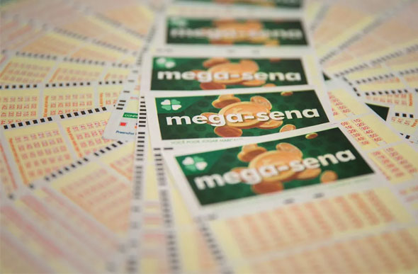 Aposta única da Mega-Sena custa R$ 4,50 e apostas se encerraram às 19h/ Foto: Marcelo Brandt/G1