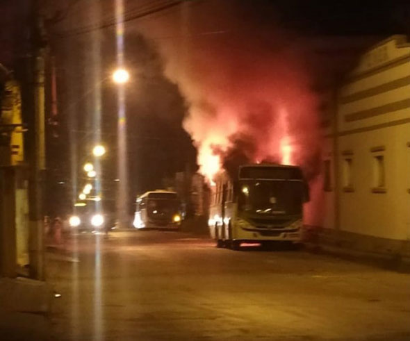 Veículo foi incendiado por bandidos que deixaram um bilhete/Foto: via WhatsApp 