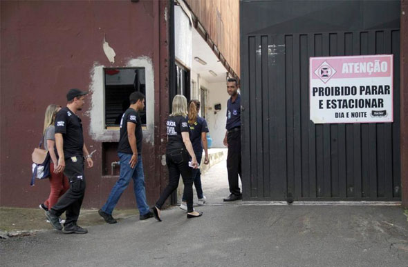 Polícia faz perícias na fábrica da backer — Foto: Joao Leus/O Tempo