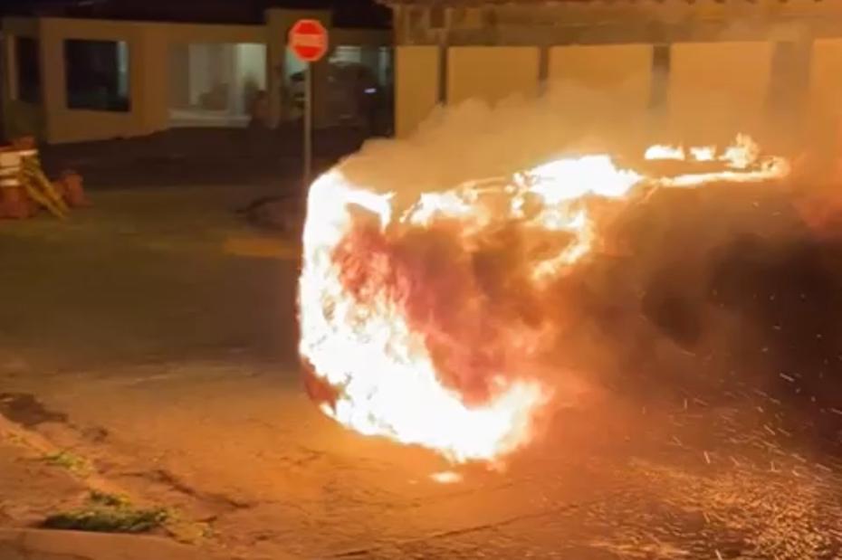 Carro teria perdido sistema de freios e, pegando fogo, desceu a rua até bater em um poste./ Foto: Reprodução/Redes sociais