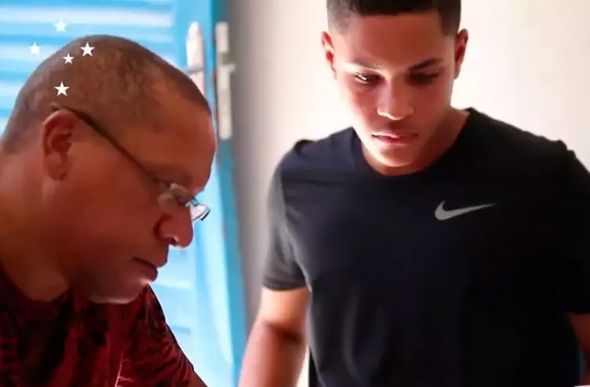 Trecho de vídeo da 'peneira' do Cruzeiro em que Vitor Roque e o pai aparecem assinando documentos — Foto: Reprodução/Youtube