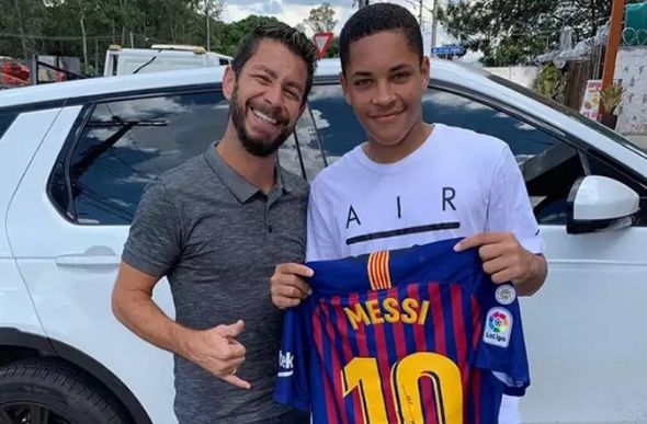 Vitor Roque ao lado de Ehler Pessoa e com uma camisa do Barcelona autografada por Messi. O presente foi dado por Cury — Foto: Reprodução/Instagram