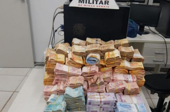 Parte do dinheiro roubado foi recuperado pela polícia — Foto: Polícia Militar / Divulgação