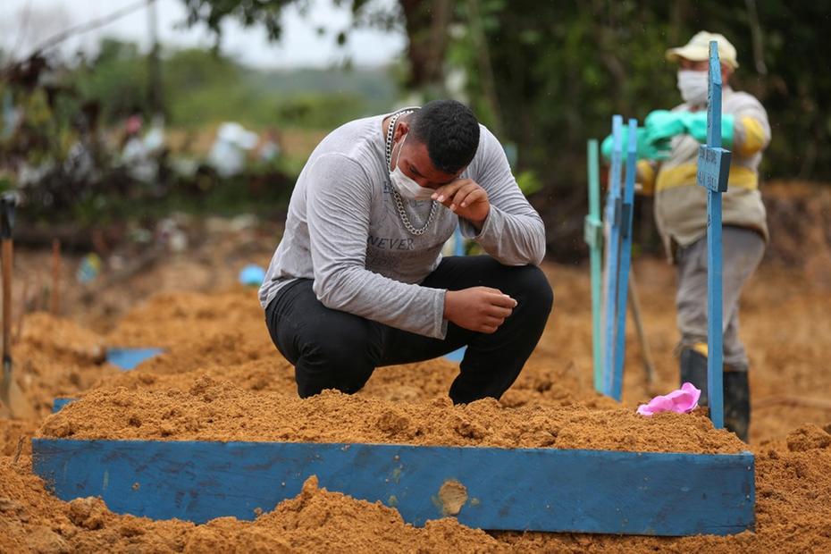 Enterros têm sido realizados diariamente devido ao coronavírus./ Foto: Michael Dantas / AFP