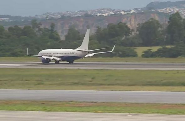 Avião com deportados chega ao Aeroporto Internacional de Belo Horizonte — Foto: Reprodução/TV Globo