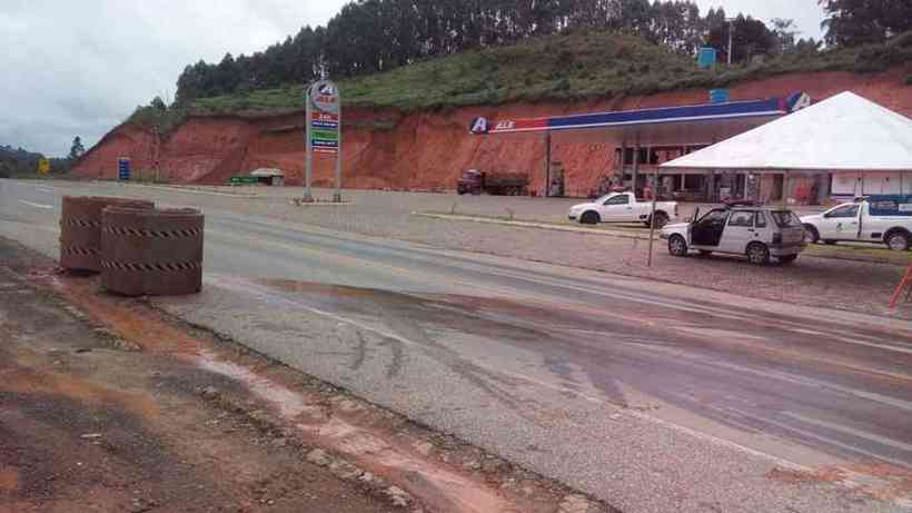 Manilhas na pista ajudam a restringir tráfego de rodovia em Viçosa, que montou bloqueios nos acessos aos distritos e à zona rural. Foto: Prefeitura de Viçosa/Divulgação