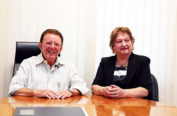 O presidente Antônio Pontes Fonseca e a diretora Maria Auxiliadora Matos de Melo estão à frente da empresa desde 1973 — Foto: Alan Junio