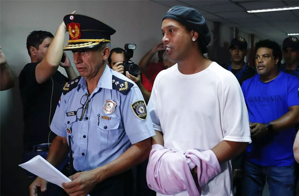 Ronaldinho Gaúcho chega algemado para depor em Assunção, no Paraguai, em 7 de março de 2020 — Foto: Jorge Saenz/AP