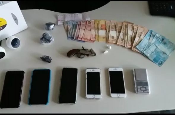 Polícia apreendeu celulares, dinheiro e arma/ Foto: Francine Perácio/ Inter TV