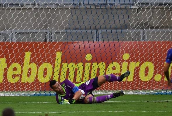 Goleiro Fábio pega o pênalti e evita a derrota do Cruzeiro — Foto: Cris Mattos/O Tempo