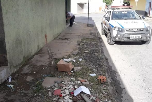 Feto foi deixado em uma rua com pouco movimento no Bairro São José — Foto: Fábio Alessandro/ Inter TV