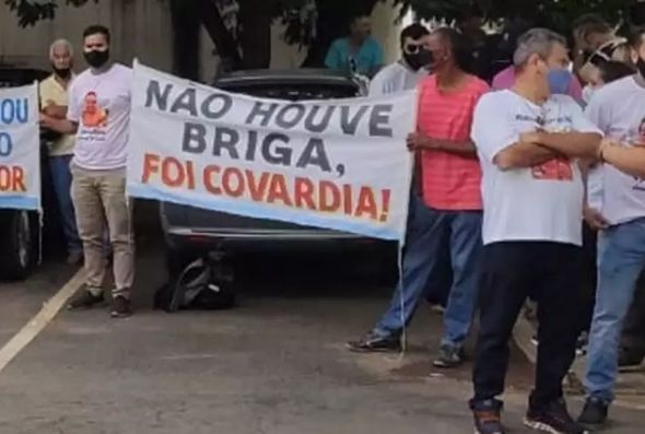 Família de universitário fez manifestação em frente ao fórum (foto: João Victor Cordeiro/Divulgação)